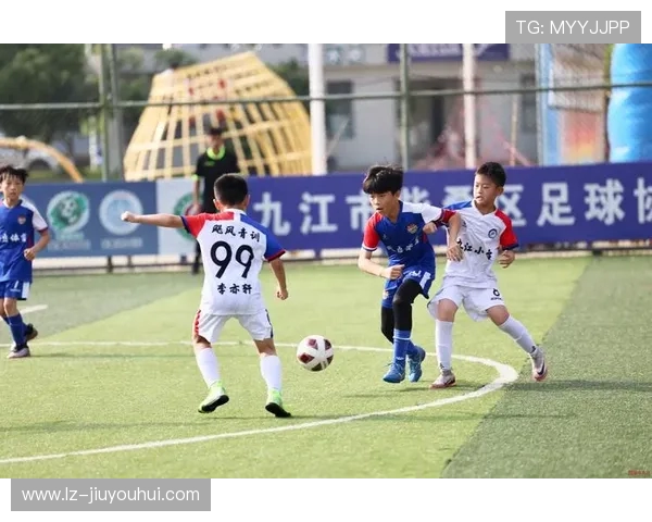 绿茵青春欢笑不断足球社团那些让人难忘的趣味瞬间